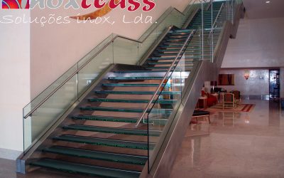 Escadaria em inox e vidro